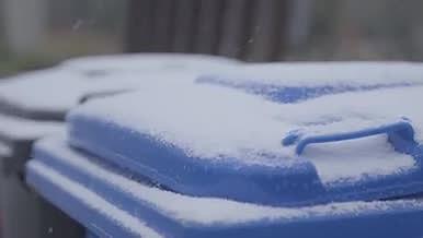 雪景下雪垃圾桶唯美城市视频的预览图